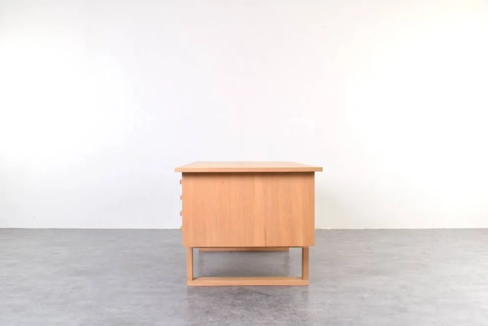 Bureau indépendant en chêne par Torben Valeur et Henning Jensen pour Dyrlund, années 1960.