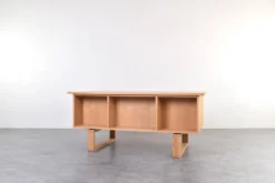 Bureau indépendant en chêne par Torben Valeur et Henning Jensen pour Dyrlund, années 1960.