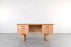 Bureau indépendant en chêne par Torben Valeur et Henning Jensen pour Dyrlund, années 1960.