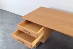 Bureau indépendant en chêne par Torben Valeur et Henning Jensen pour Dyrlund, années 1960.