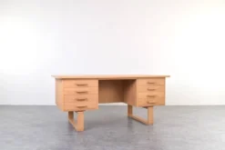 Bureau indépendant en chêne par Torben Valeur et Henning Jensen pour Dyrlund, années 1960.