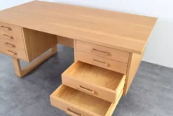 Bureau indépendant en chêne par Torben Valeur et Henning Jensen pour Dyrlund, années 1960.