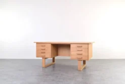 Bureau indépendant en chêne par Torben Valeur et Henning Jensen pour Dyrlund, années 1960.