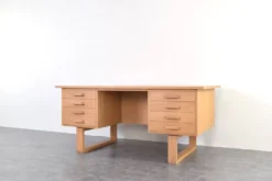 Bureau indépendant en chêne par Torben Valeur et Henning Jensen pour Dyrlund, années 1960.