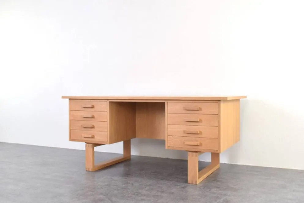 Bureau indépendant en chêne par Torben Valeur et Henning Jensen pour Dyrlund, années 1960.