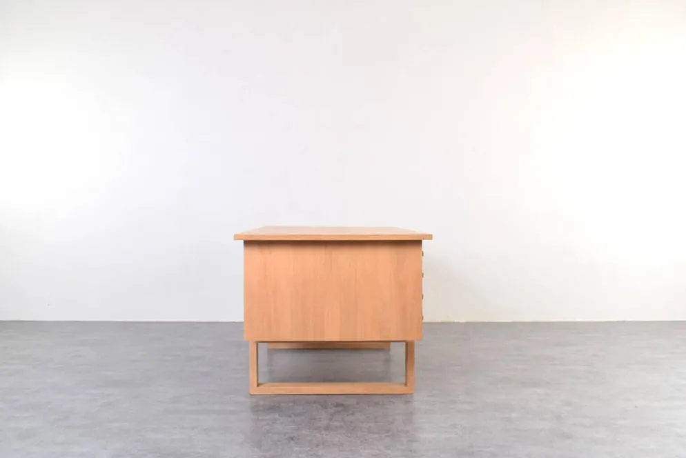 Bureau indépendant en chêne par Torben Valeur et Henning Jensen pour Dyrlund, années 1960.