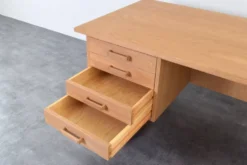 Bureau indépendant en chêne par Torben Valeur et Henning Jensen pour Dyrlund, années 1960.