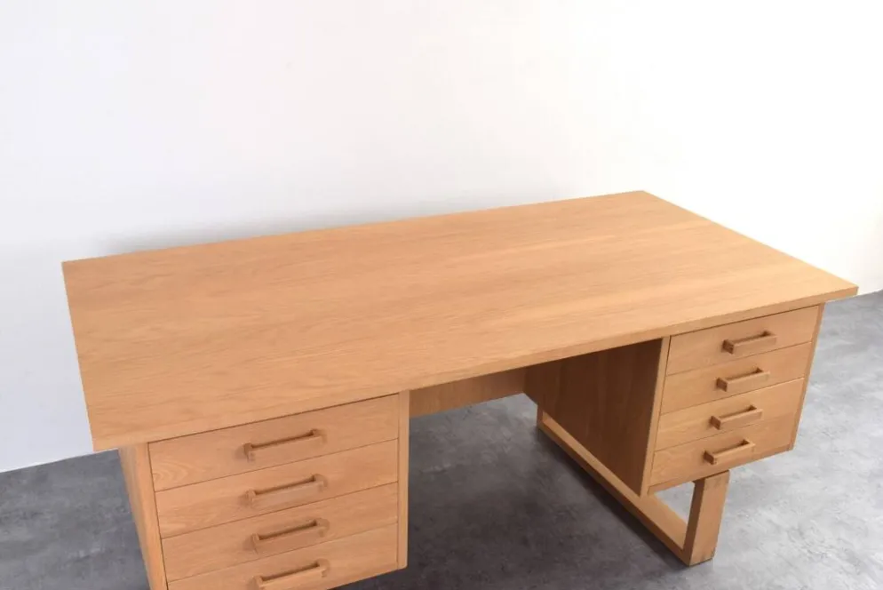 Bureau indépendant en chêne par Torben Valeur et Henning Jensen pour Dyrlund, années 1960.