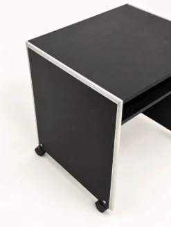 Bureau informatique vintage noir sur roulettes avec bordure en aluminium
