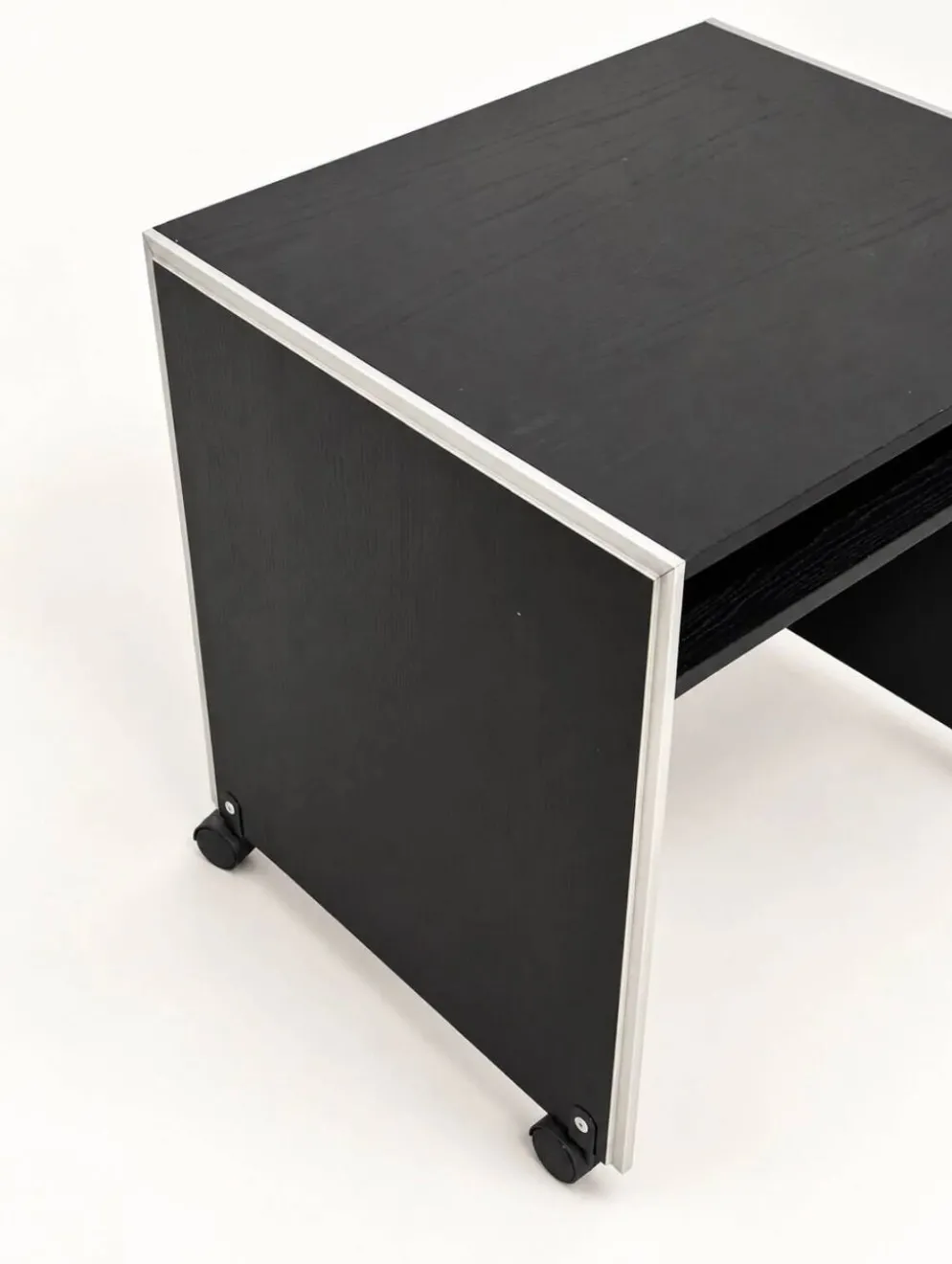 Bureau informatique vintage noir sur roulettes avec bordure en aluminium