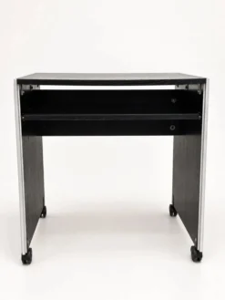 Bureau informatique vintage noir sur roulettes avec bordure en aluminium