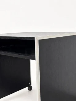 Bureau informatique vintage noir sur roulettes avec bordure en aluminium