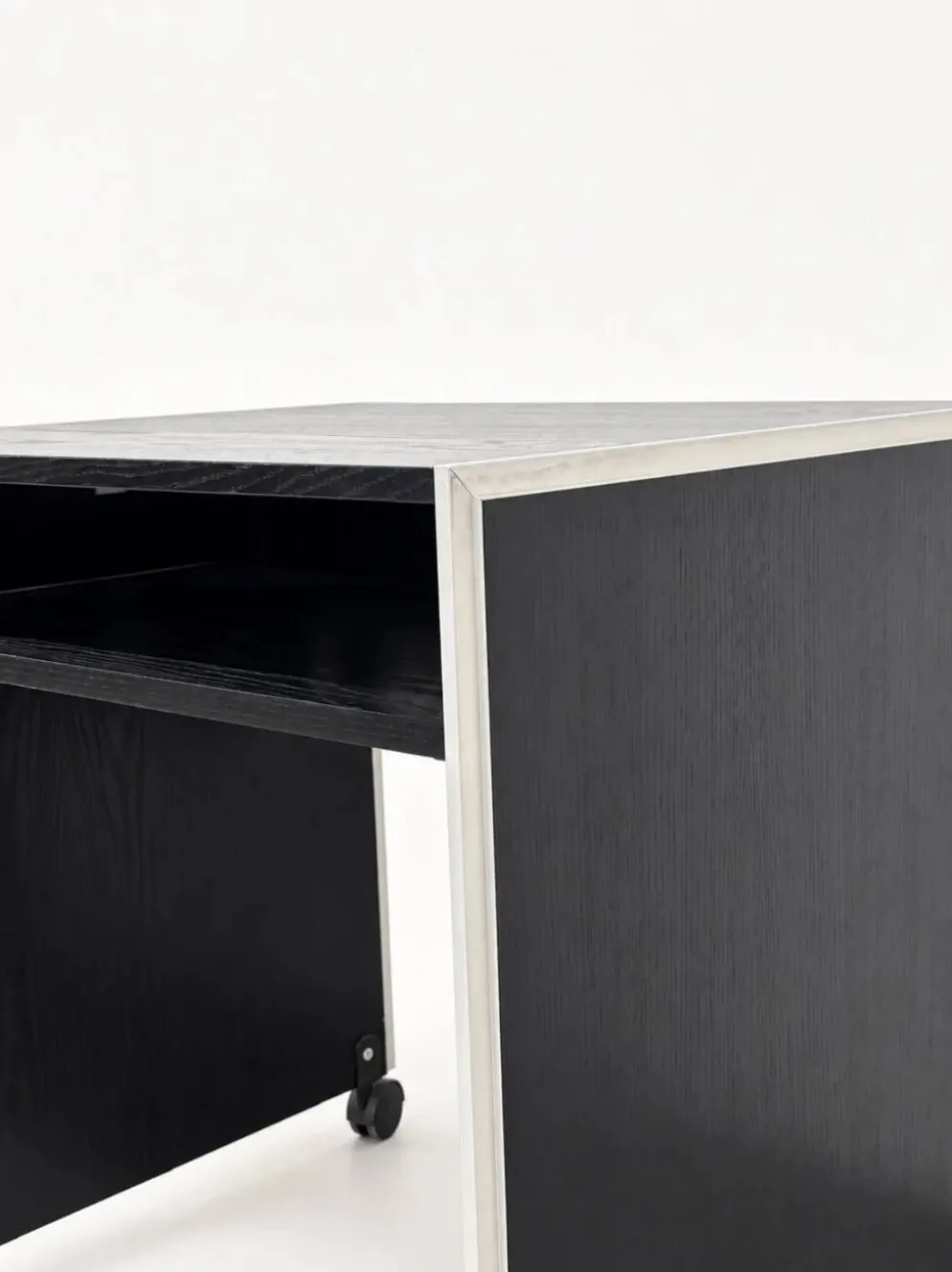 Bureau informatique vintage noir sur roulettes avec bordure en aluminium