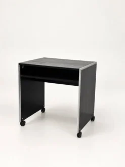 Bureau informatique vintage noir sur roulettes avec bordure en aluminium