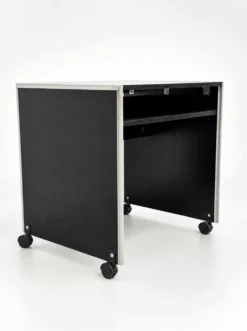 Bureau informatique vintage noir sur roulettes avec bordure en aluminium