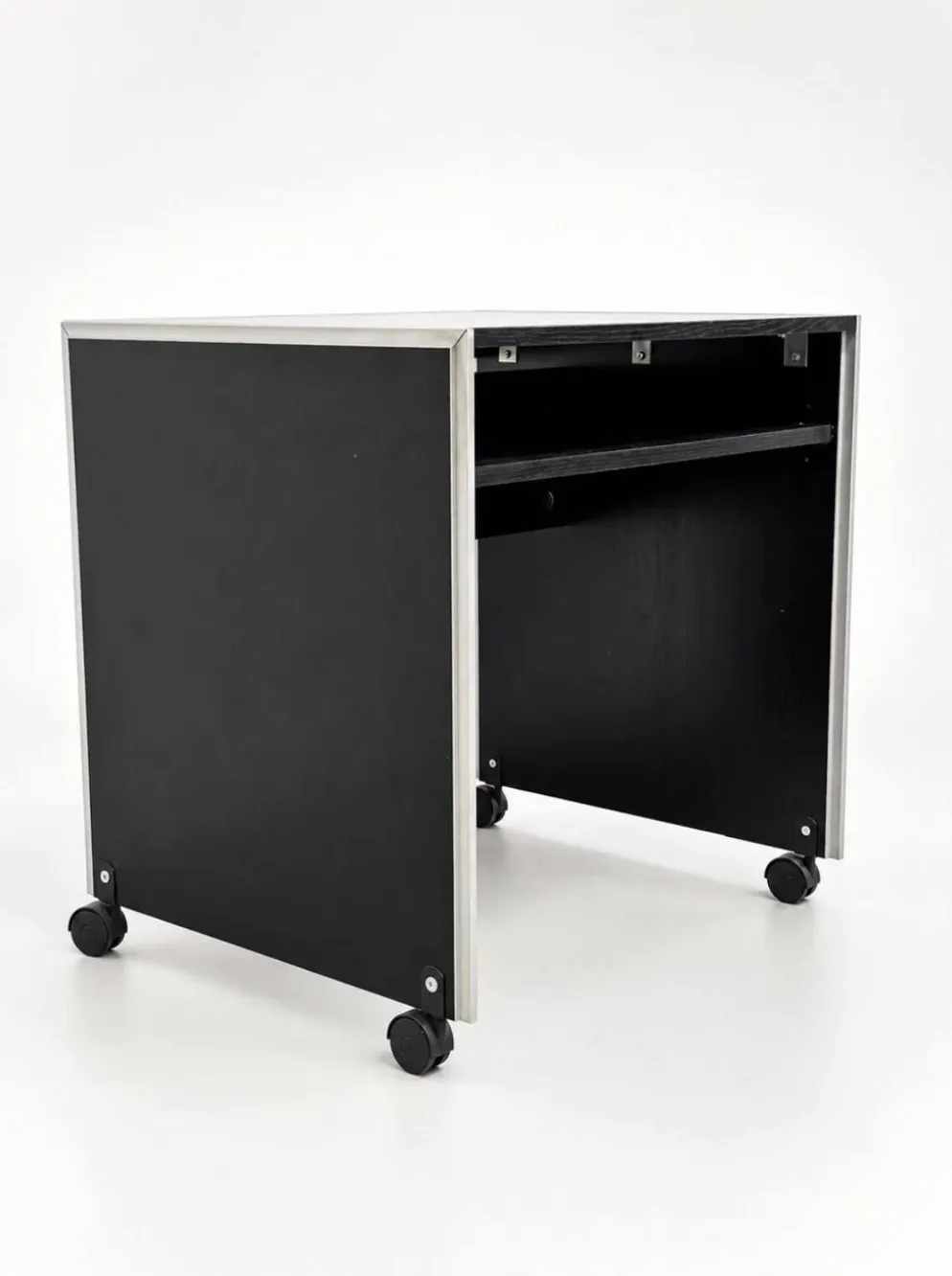 Bureau informatique vintage noir sur roulettes avec bordure en aluminium
