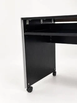 Bureau informatique vintage noir sur roulettes avec bordure en aluminium