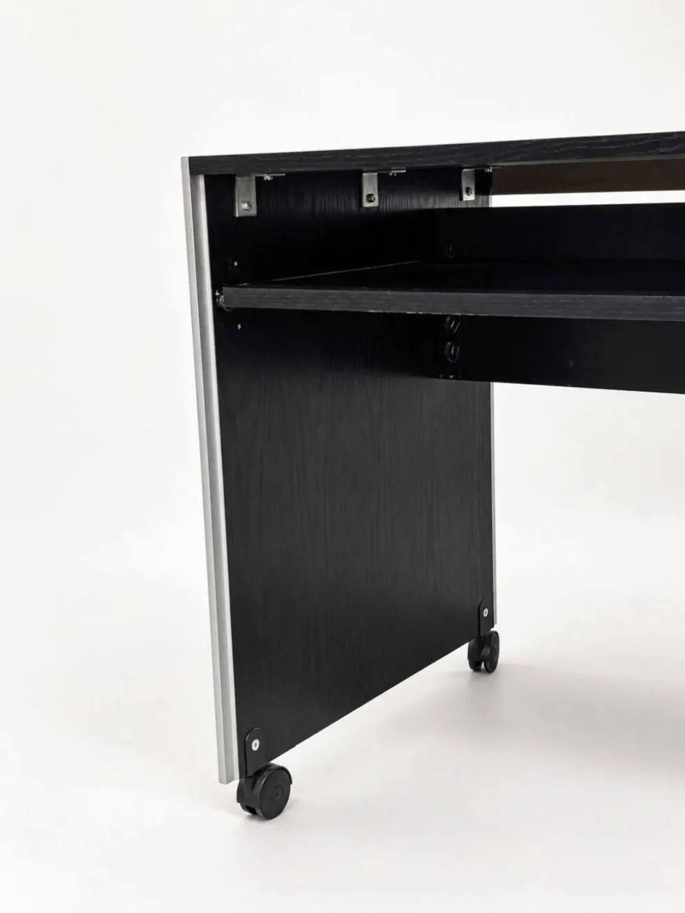 Bureau informatique vintage noir sur roulettes avec bordure en aluminium