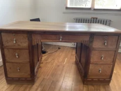 Bureau massif en noyer époque art deco