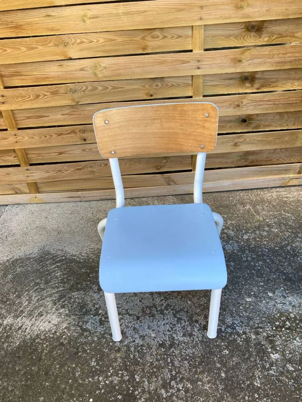 Bureau maternelle et sa chaise