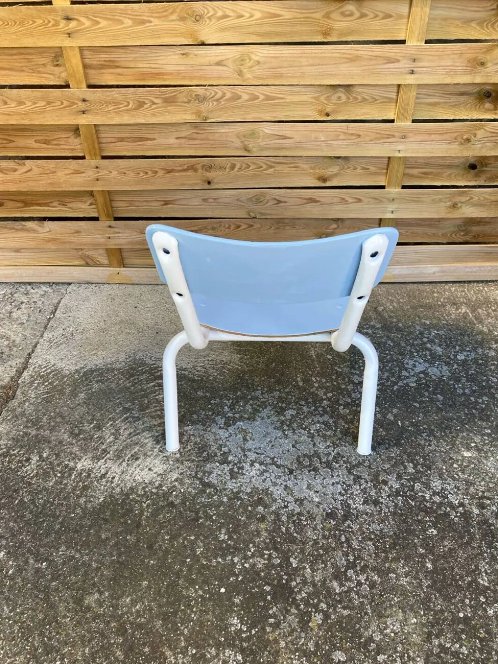 Bureau maternelle et sa chaise