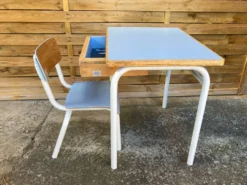 Bureau maternelle et sa chaise
