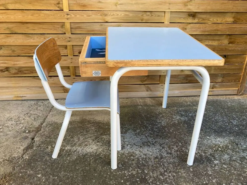Bureau maternelle et sa chaise