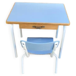 Bureau maternelle et sa chaise