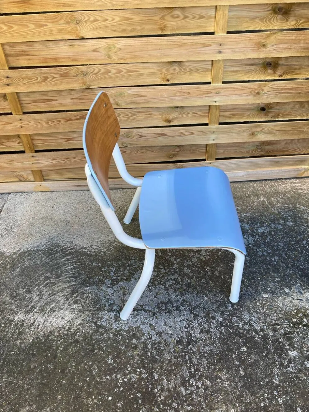 Bureau maternelle et sa chaise