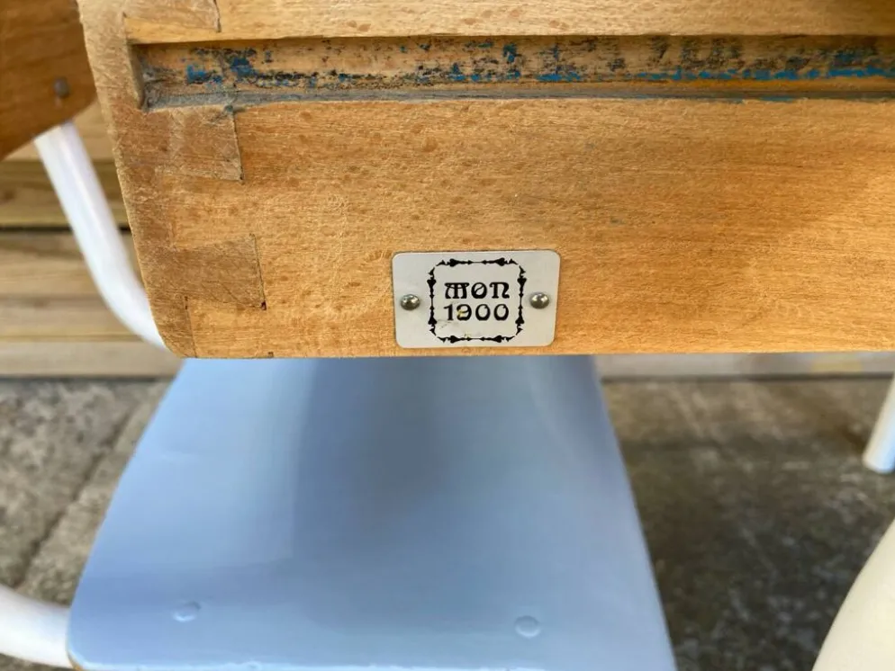 Bureau maternelle et sa chaise