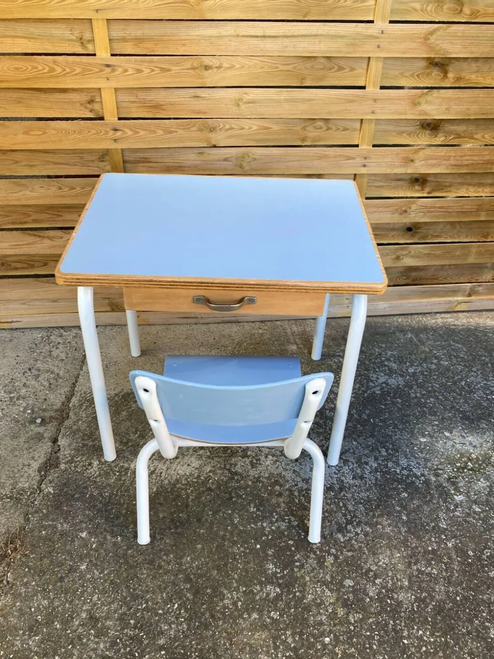 Bureau maternelle et sa chaise