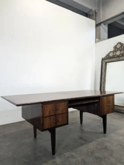 Bureau moderniste en bois exotique