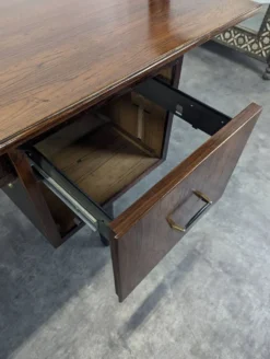 Bureau moderniste en bois exotique