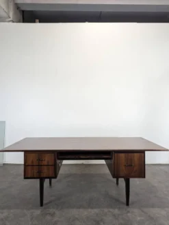 Bureau moderniste en bois exotique