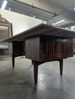 Bureau moderniste en bois exotique