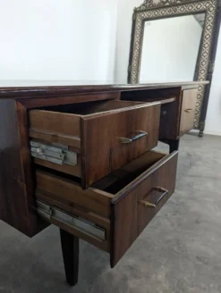 Bureau moderniste en bois exotique