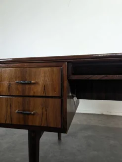 Bureau moderniste en bois exotique