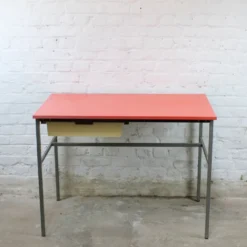 Bureau modèle "Junior" par Pierre Guariche pour Meurop