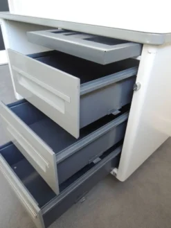 Bureau métallique