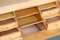 Bureau à pente en bois blond idéal pour le télétravail. Tiroir secret