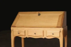 Bureau à pente en bois blond idéal pour le télétravail. Tiroir secret