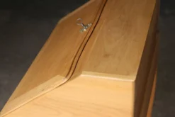 Bureau à pente en bois blond idéal pour le télétravail. Tiroir secret