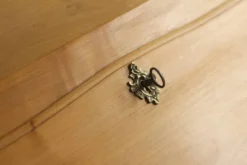 Bureau à pente en bois blond idéal pour le télétravail. Tiroir secret