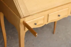 Bureau à pente en bois blond idéal pour le télétravail. Tiroir secret