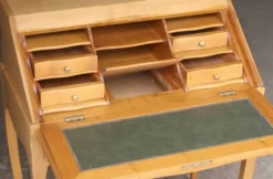 Bureau à pente en bois blond idéal pour le télétravail. Tiroir secret