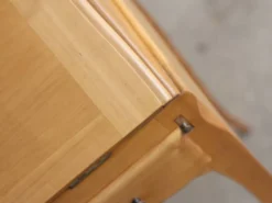 Bureau à pente en bois blond idéal pour le télétravail. Tiroir secret