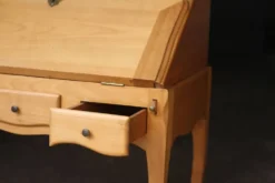 Bureau à pente en bois blond idéal pour le télétravail. Tiroir secret