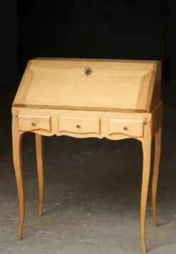 Bureau à pente en bois blond idéal pour le télétravail. Tiroir secret