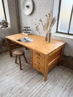 Bureau pin suédois style aperldoon 1970