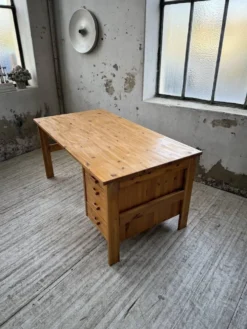 Bureau pin suédois style aperldoon 1970